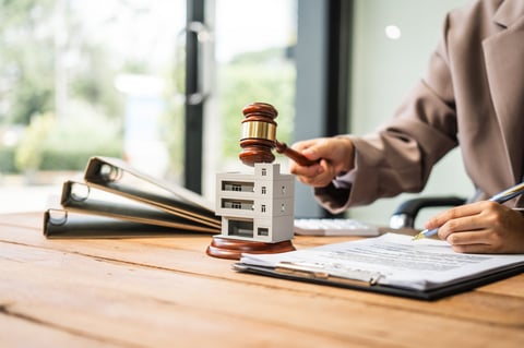 Profesional trabajando en administración de condominios