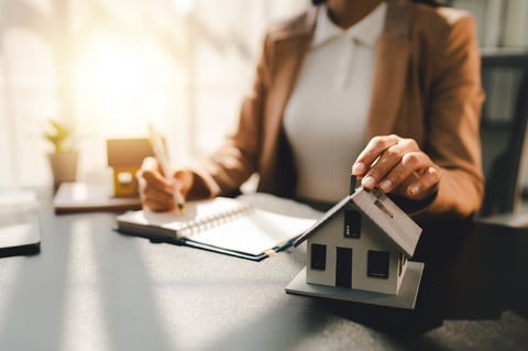 Firma de contratos de vivienda