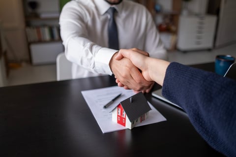 握手 después de acuerdo comercial